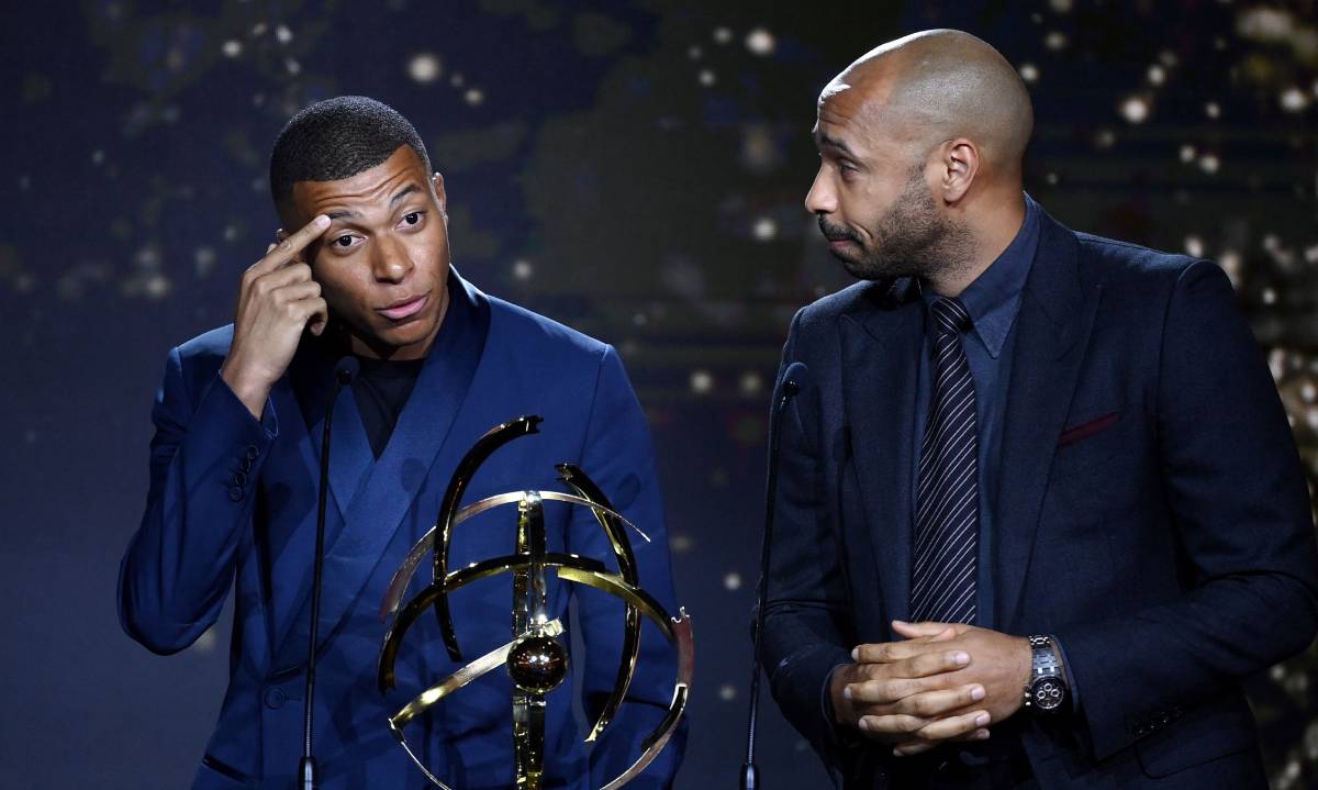 Mbappé and Henry in a awards ceremony