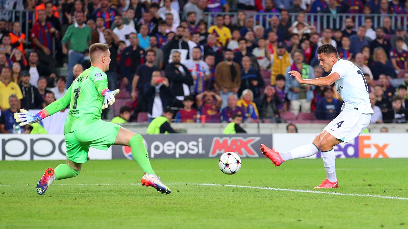 Ter Stegen hand in hand with Asllani