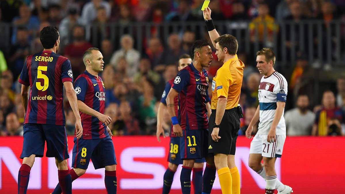 Nicola Rizzoli ante el Barça la pasada temporada mostrándole una amarilal a Neymar