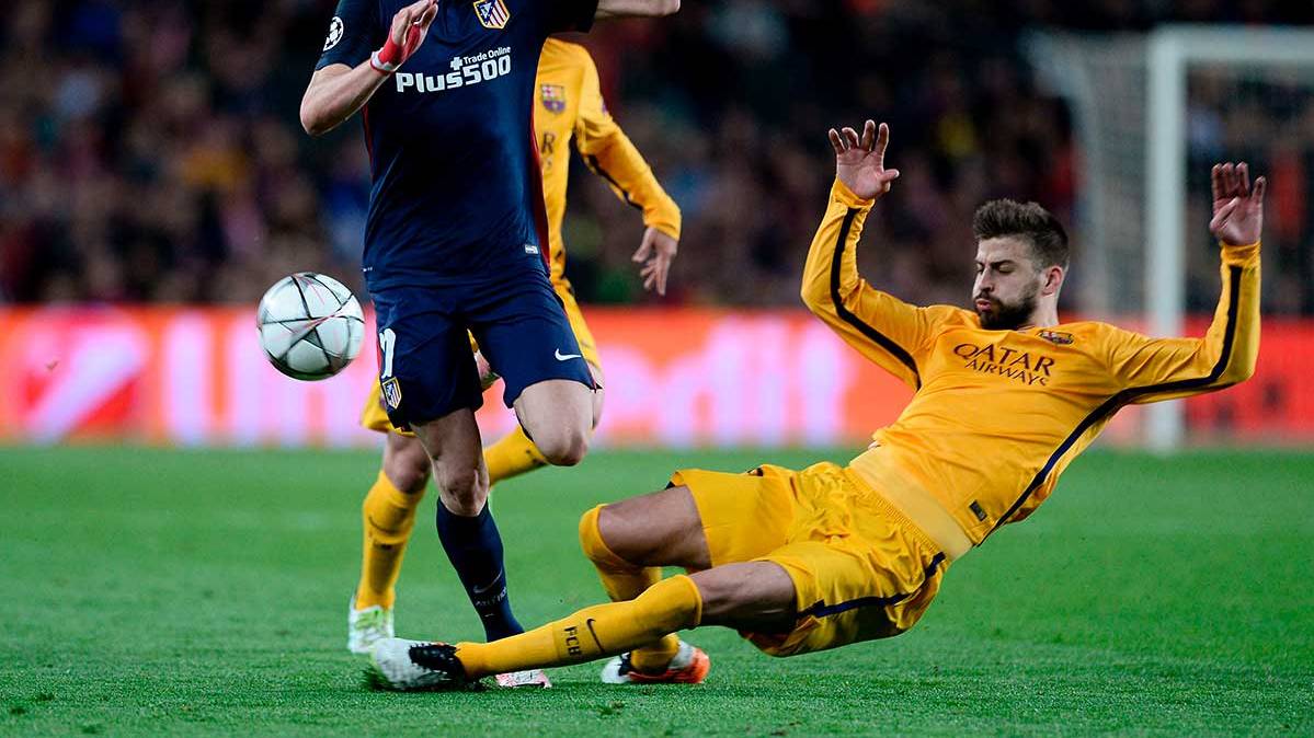 Gerard Hammered defends an action on Saúl Ñíguez in the Barça-Athletic