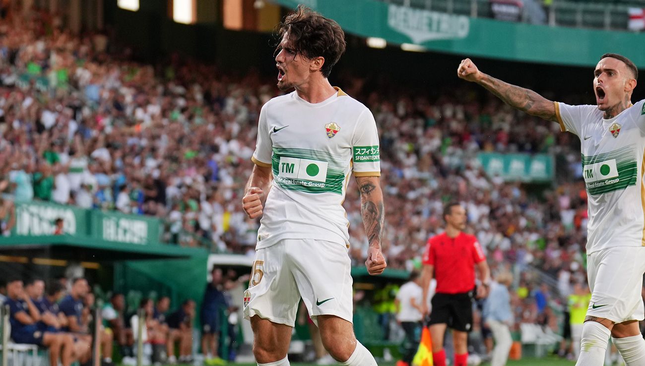 Álex Collado, celebrando un gol con el Elche