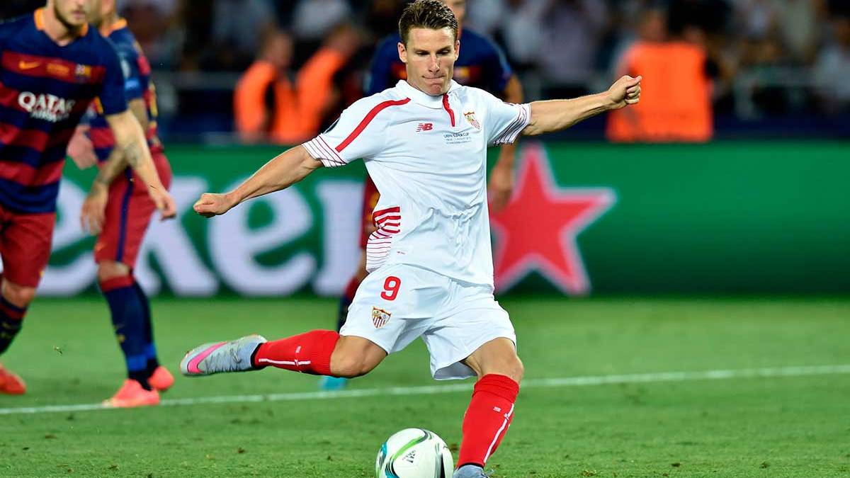 The forward of the Seville Kevin Gameiro, in a party in front of the FC Barcelona this 2015-2016