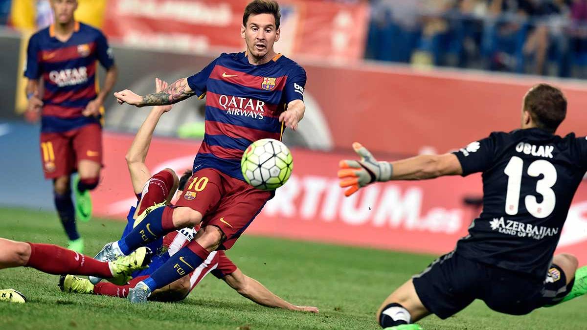 Leo Messi anotando el segundo gol del FC Barcelona al Atlético de Madrid en el Calderón