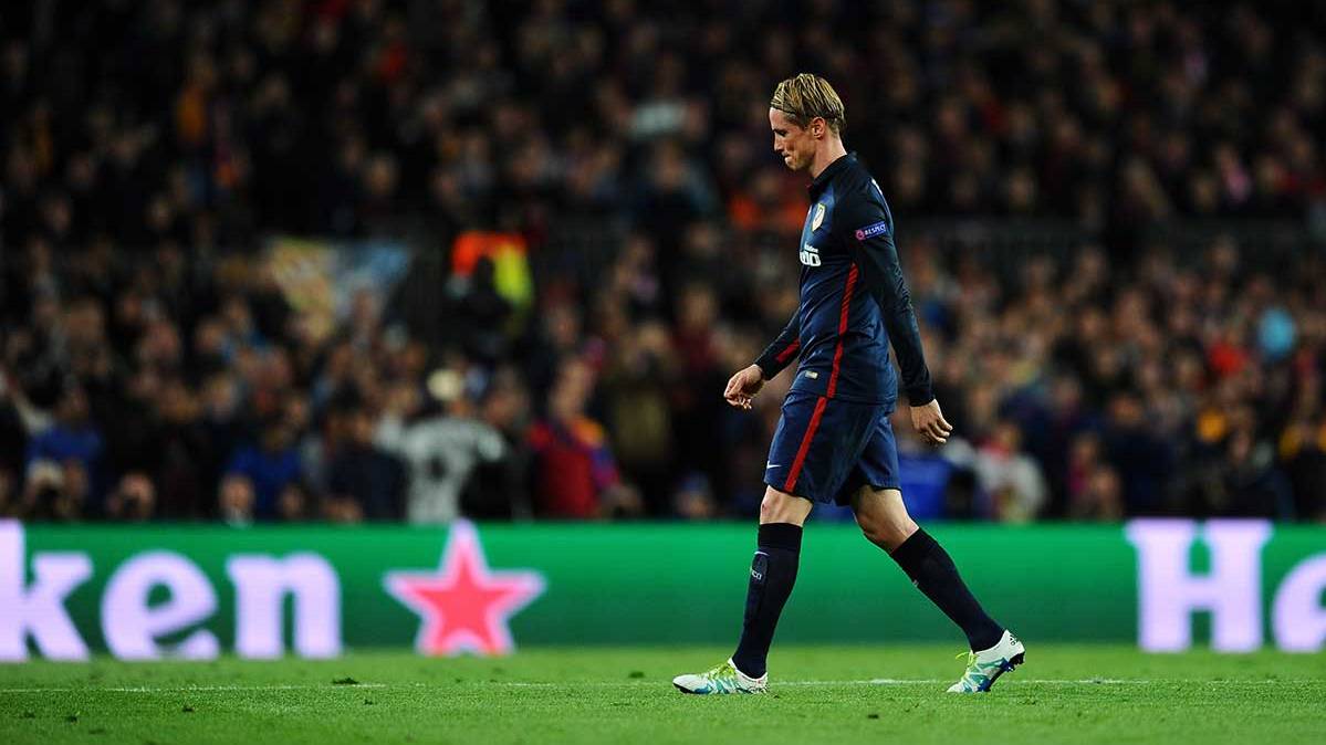Fernando Torres tras su expulsión en el Camp Nou durante el Barça-Atlético