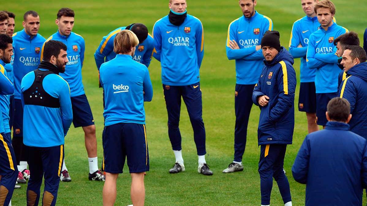 Luis Enrique alecciona a sus jugadores en un entrenamiento del FC Barcelona 2015-2016