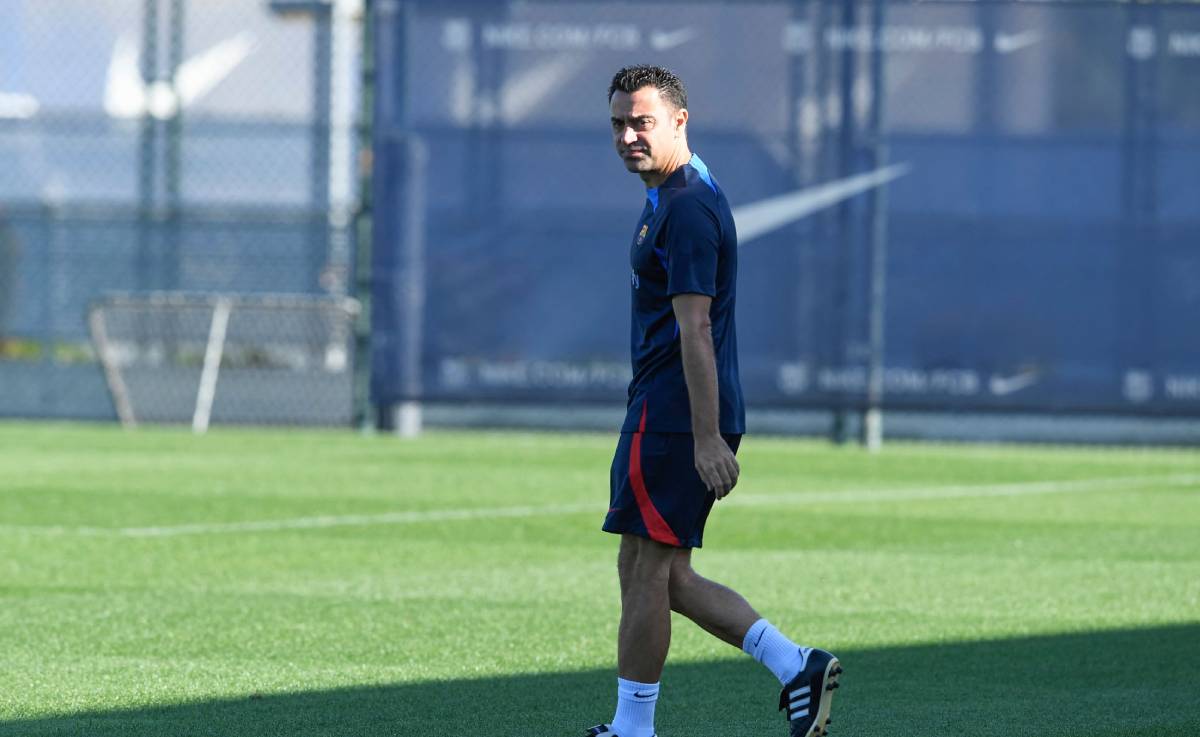 Xavi arrives at a training session