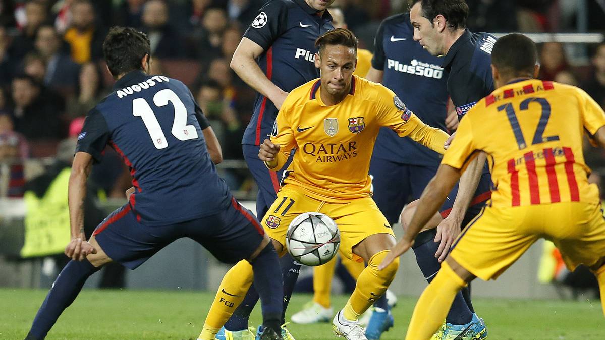 Neymar Jr, surrounded of players of the Athletic of Madrid