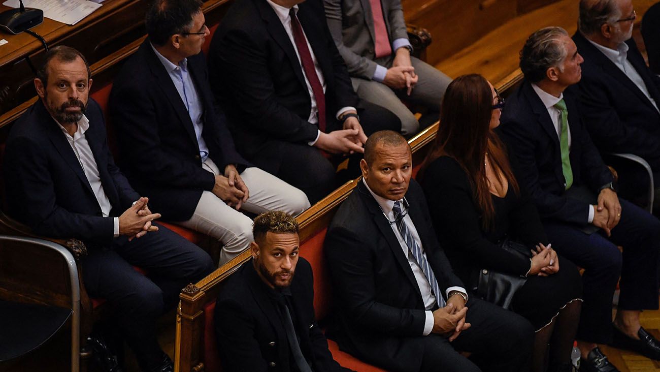 Neymar, Rosell y Bartomeu en el Palau de Justicia