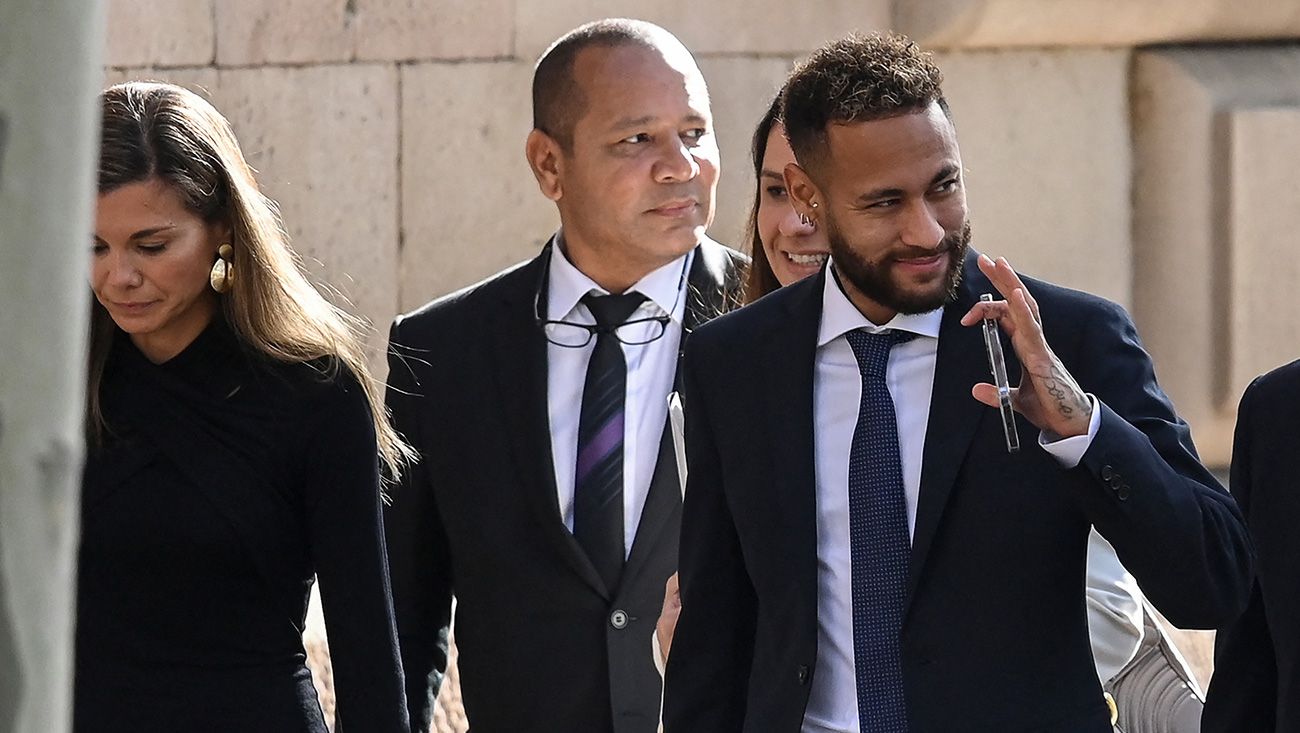 Neymar y su padre llegando al Palau de Justicia de Barcelona