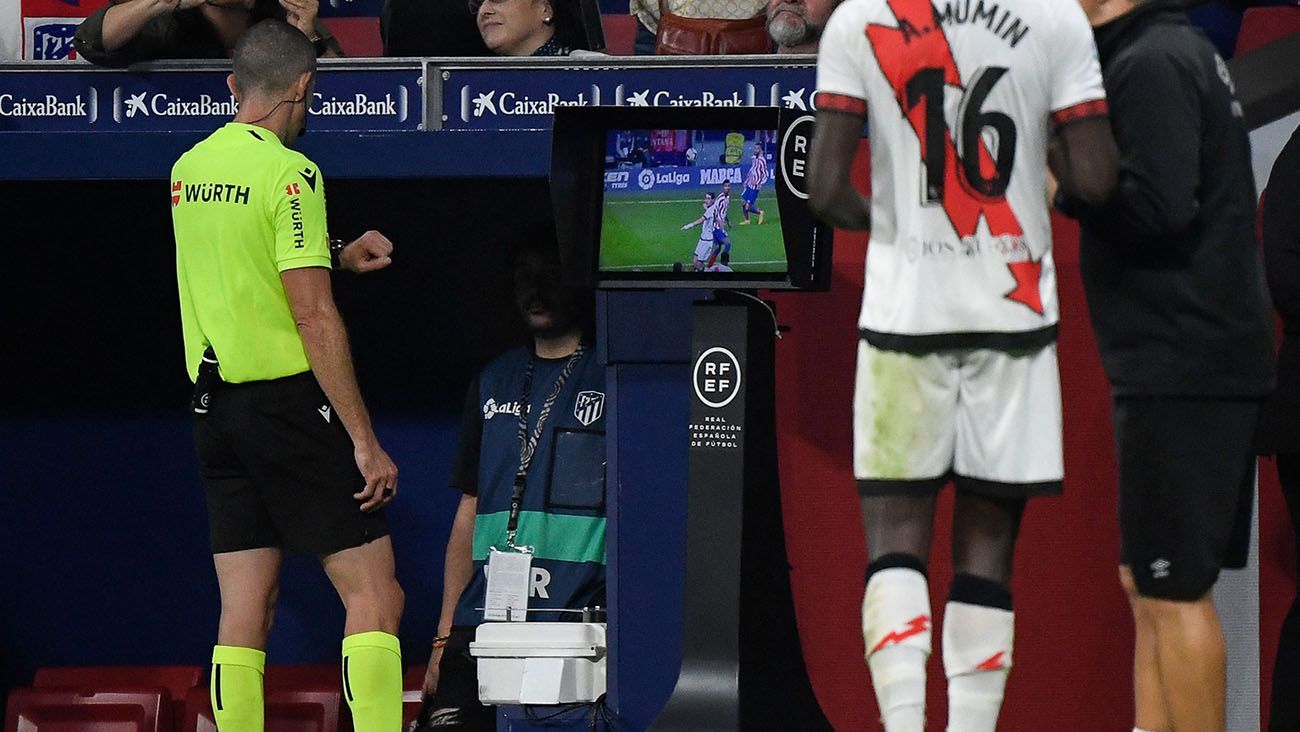 El colegiado Javier Iglesias Villanueva revisa la mano penalti de Giménez ante el Rayo (1-1)