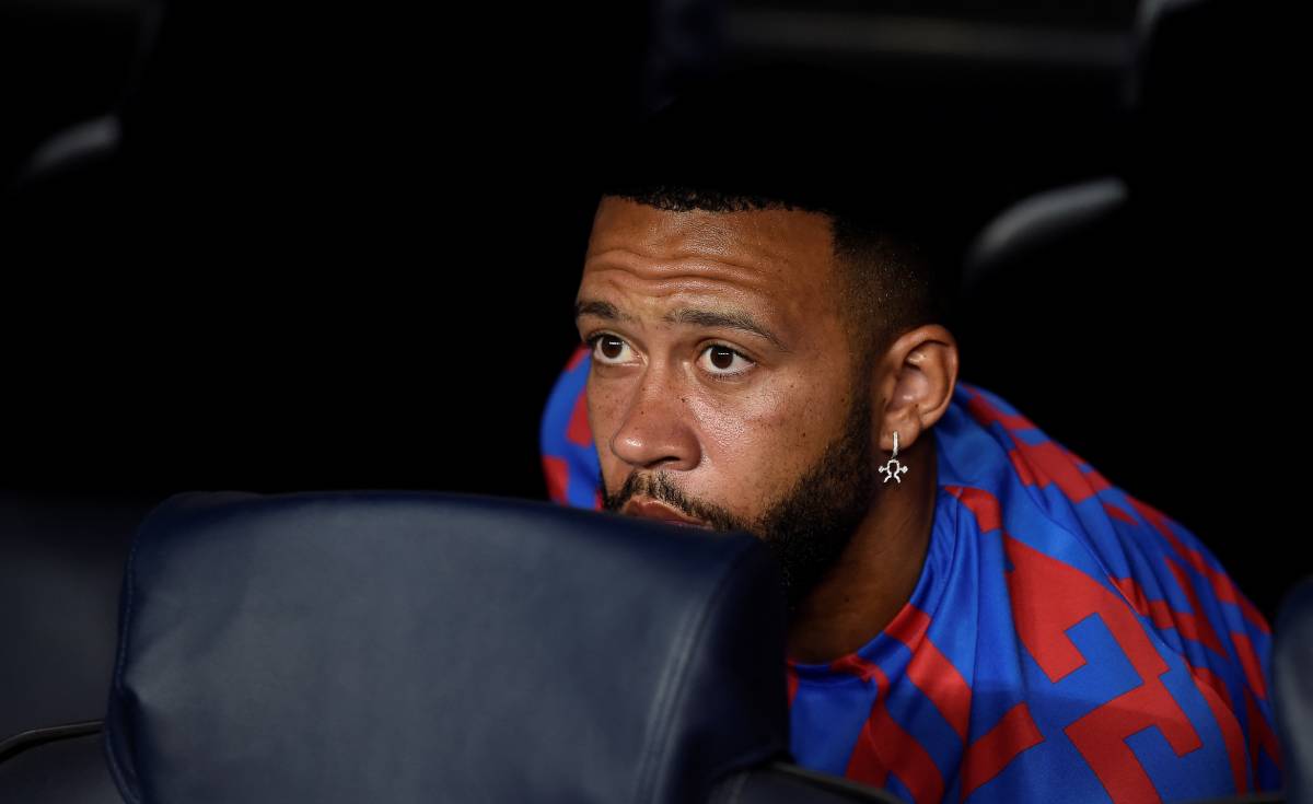 Memphis, en el banquillo durante el Barça-Plzen