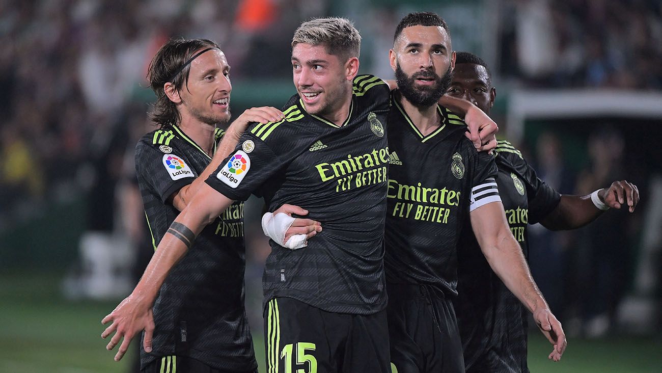 Fede Valverde festeja con Benzema y Modric su gol frente al Elche (0-2)