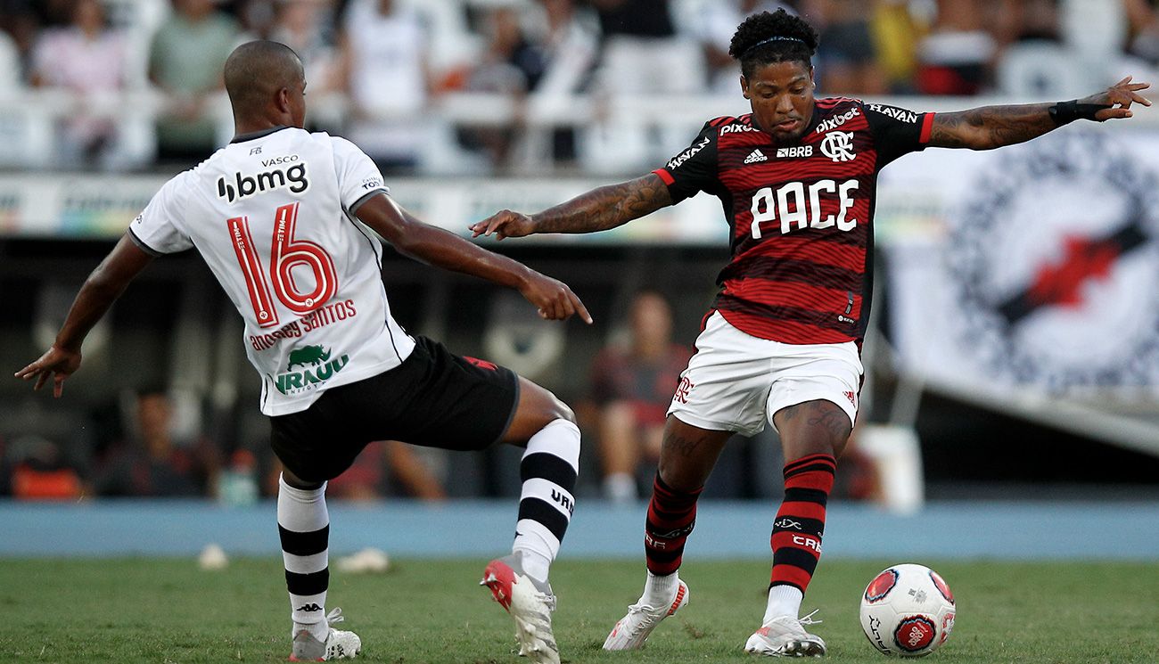 Andrey Santos frente al Flamengo