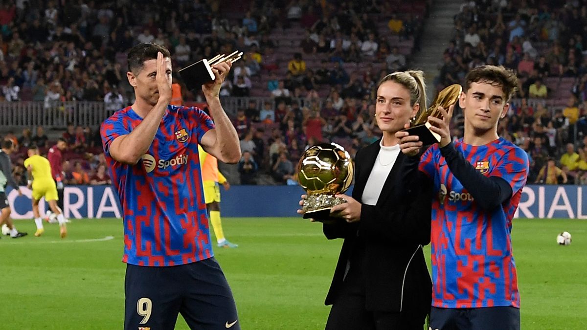 Lewandowski, Alexia y Gavi ofrecen sus premios al Camp Nou