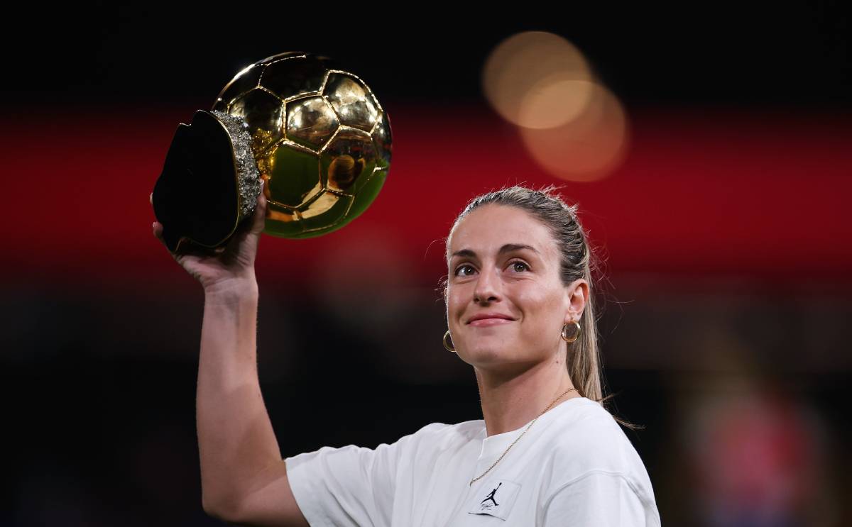 Alexia pose for a photo with the Ballon d'Or Feminin