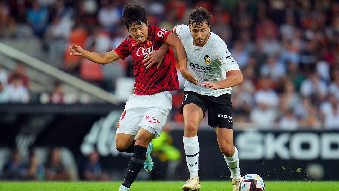 Nico González disputa un balón con Lee Kang-In del Mallorca (1-2)