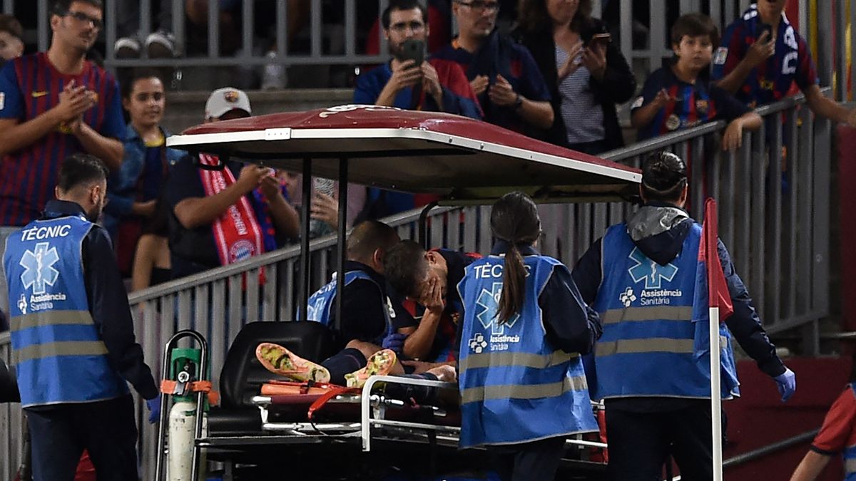 Sergi Roberto saliendo lesionado del campo