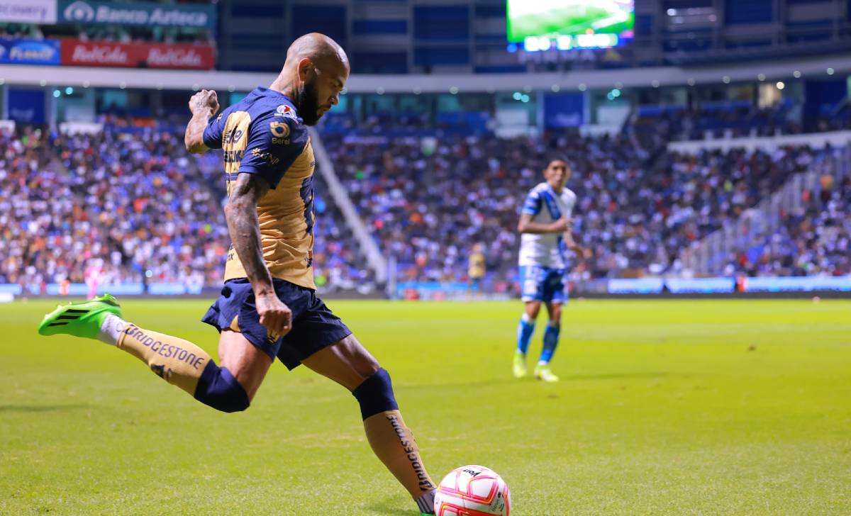 Dani Alves v Puebla