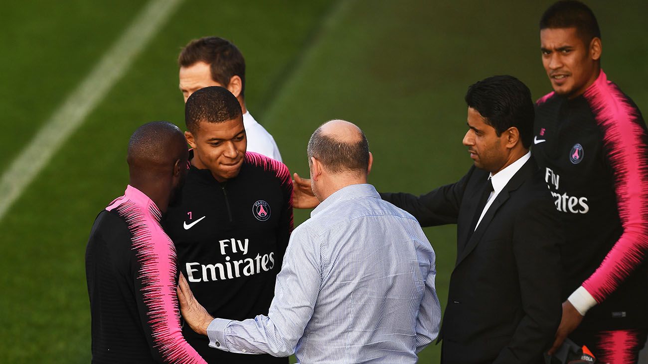 Kylian Mbappé y Nasser Al-Khelaïfi en un entrenamiento del PSG