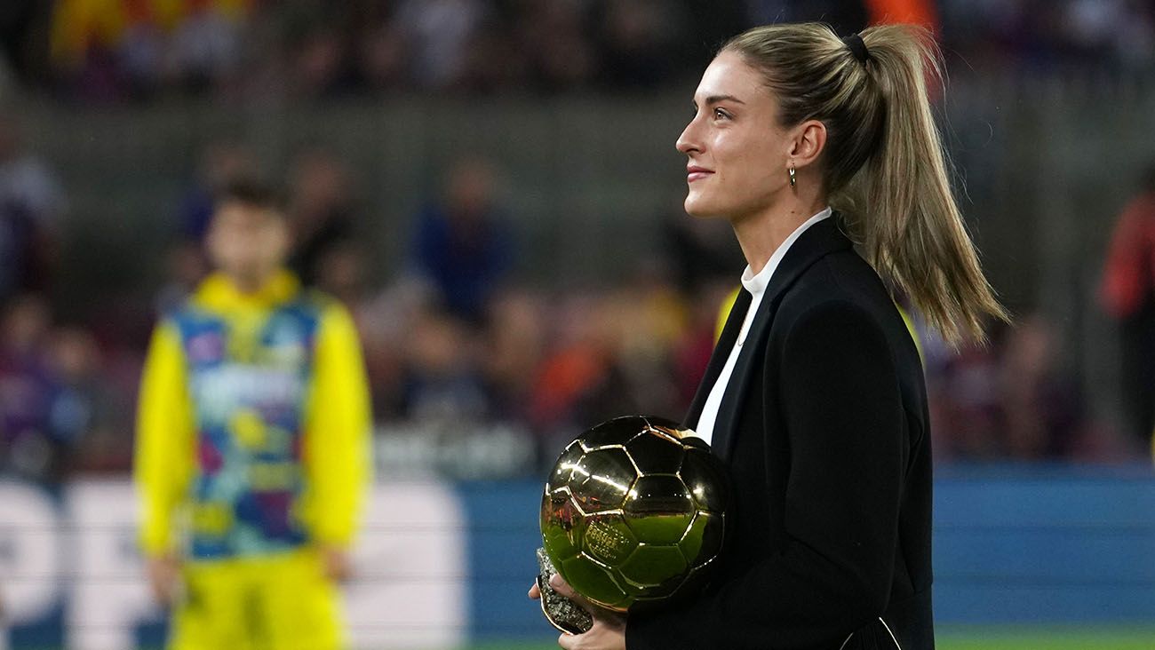 Alexia Putellas shows her Ballon d'Or to the audience at Spotify Camp Nou