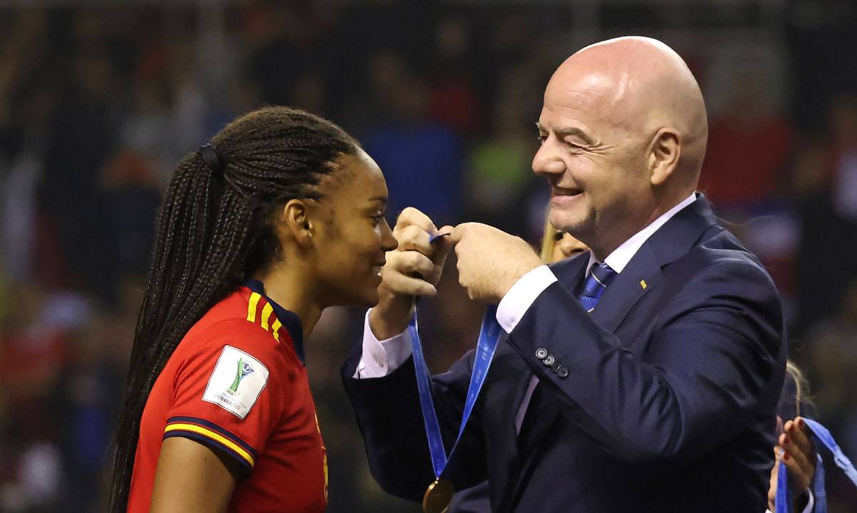 Salma Paralluelo receives a medal from FIFA President Gianni Infantino