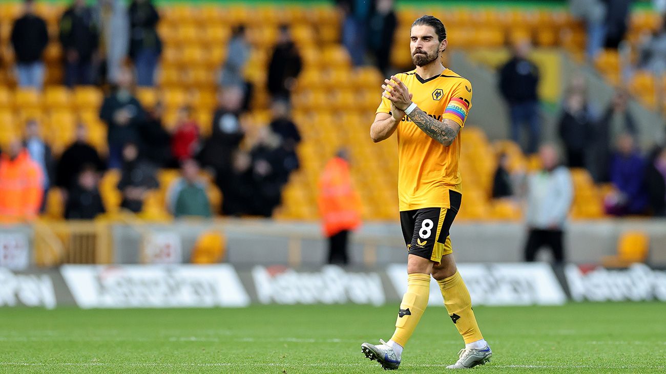 Rúben Neves applauding the public