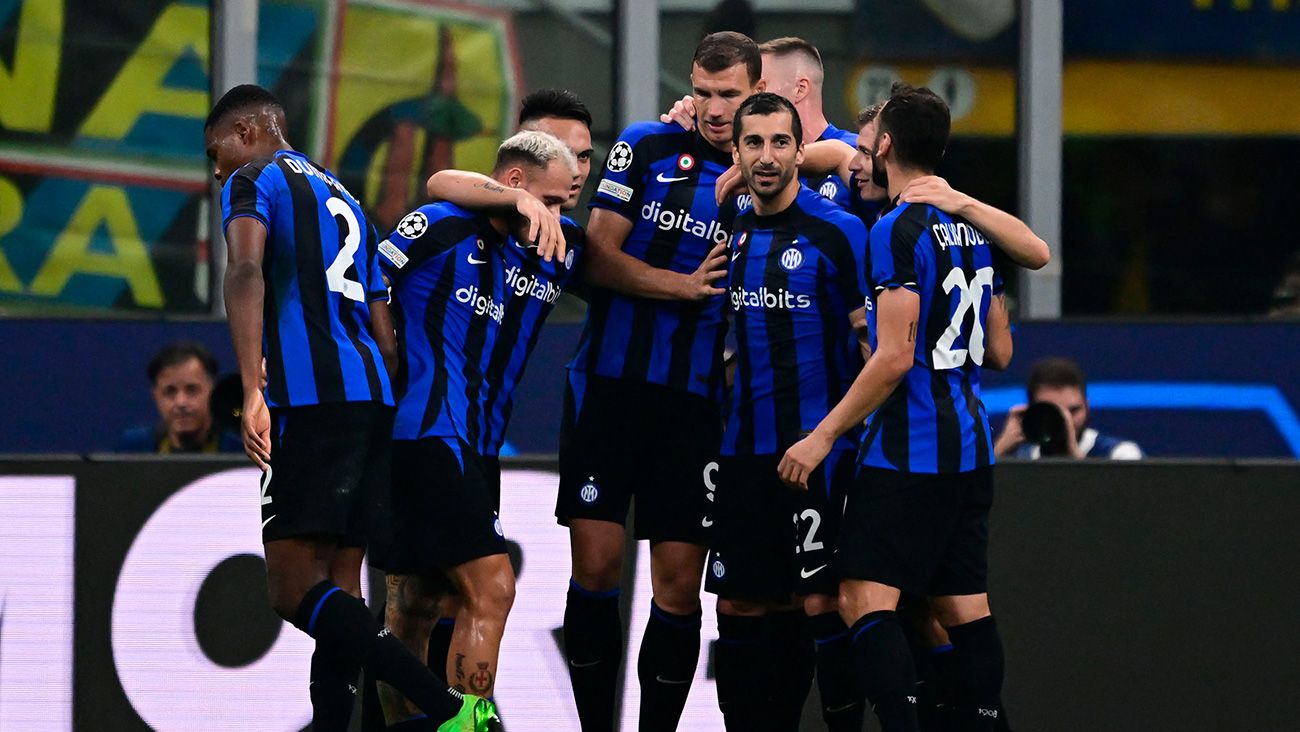 Inter players celebrating a goal