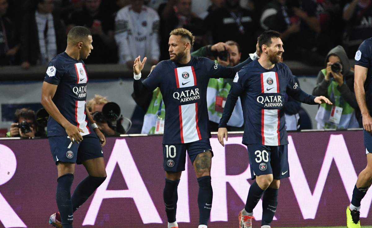 Mbappé, Neymar y Messi festejan un gol del PSG