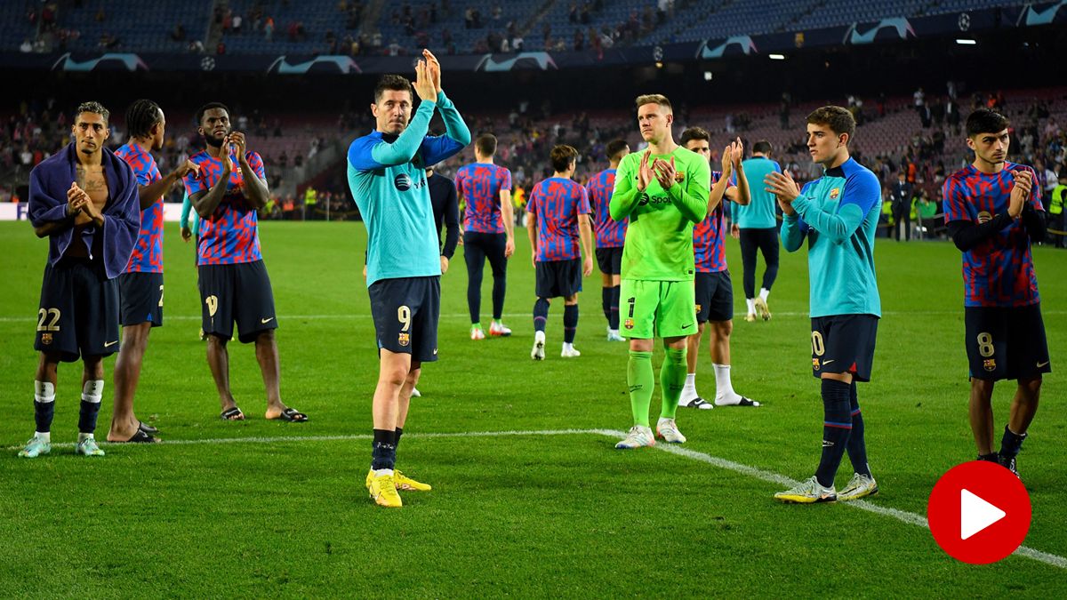 Los jugadores del FC Barcelona aplauden a los aficionados del Camp Nou