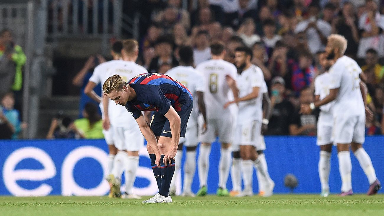 Frenkie de Jong ante el Bayern