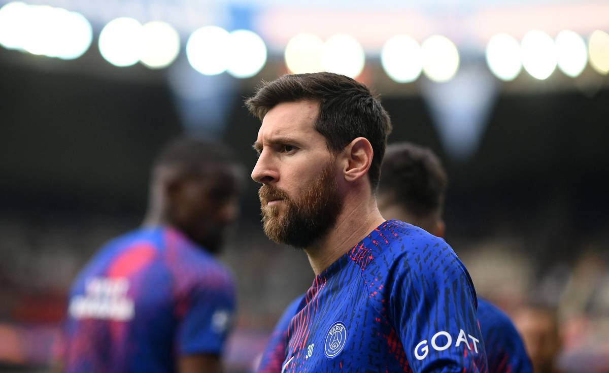 Messi warms before a match v Troyes