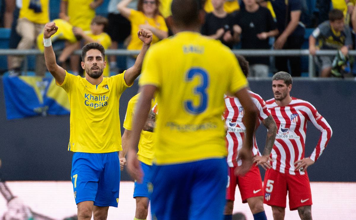 Cádiz players celebrate after defeating Atlético Madrid