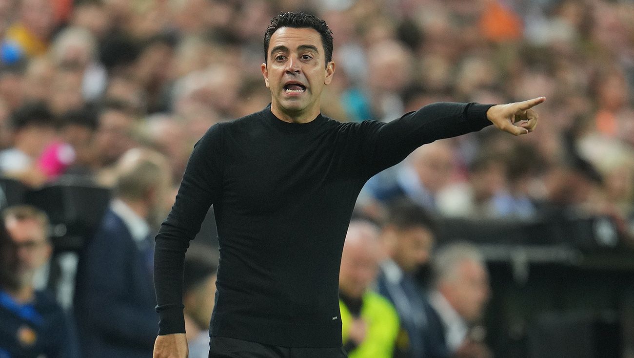 Xavi giving instructions on the sideline
