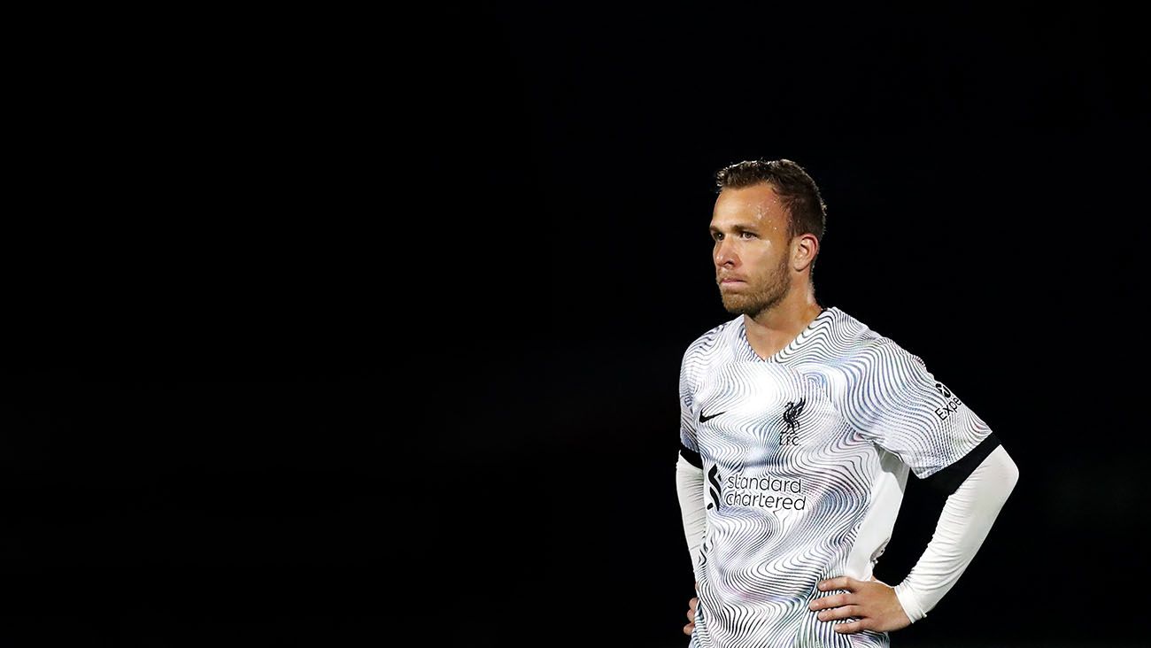 Arthur Melo en un partido con el Liverpool