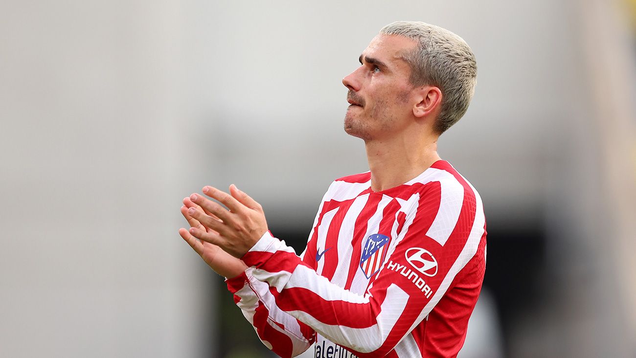 Griezmann applauding the fans