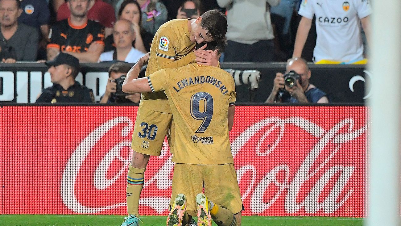 Gavi abrazando a Lewandowski