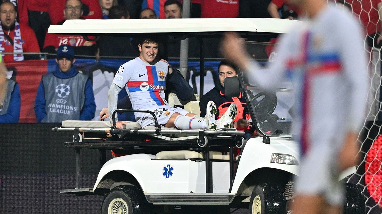 Pablo Torre abandonando el campo lesionado