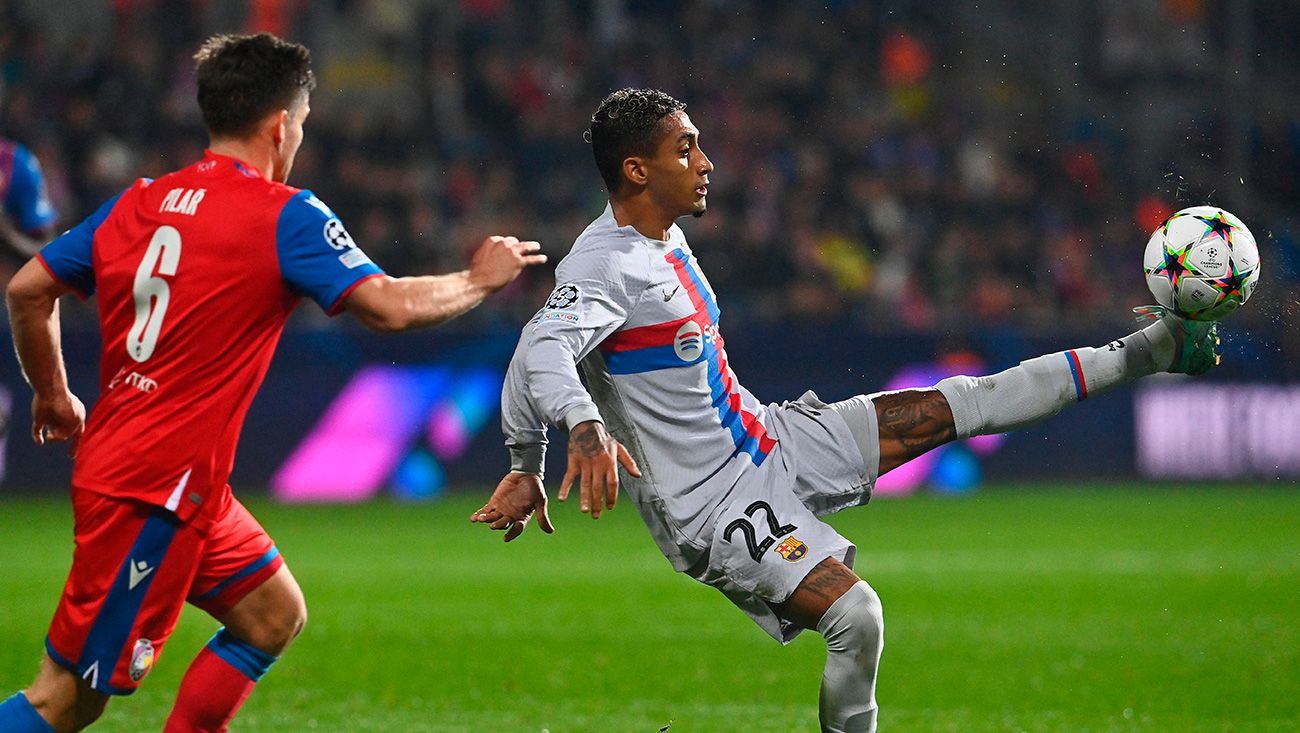 Raphinha controlando el balón