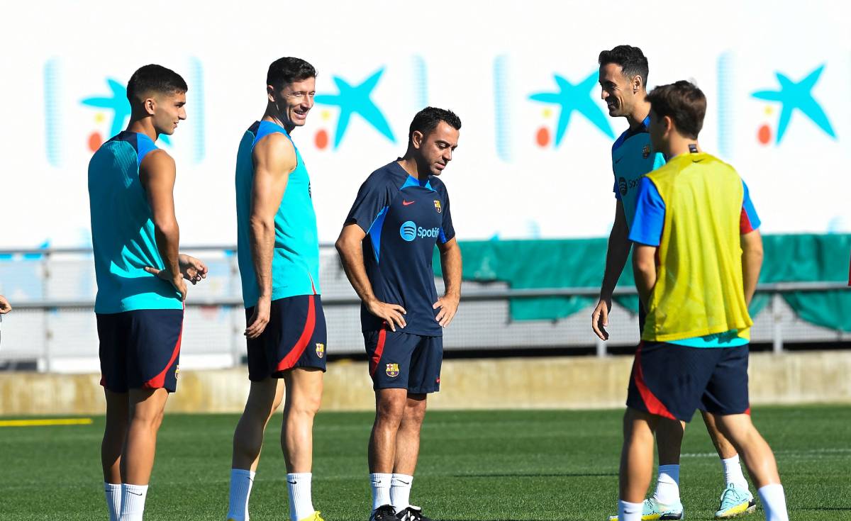 Xavi encabeza un entrenamiento del Barça