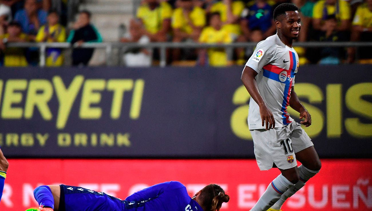 Ansu Fati anotando un gol ante el Cádiz