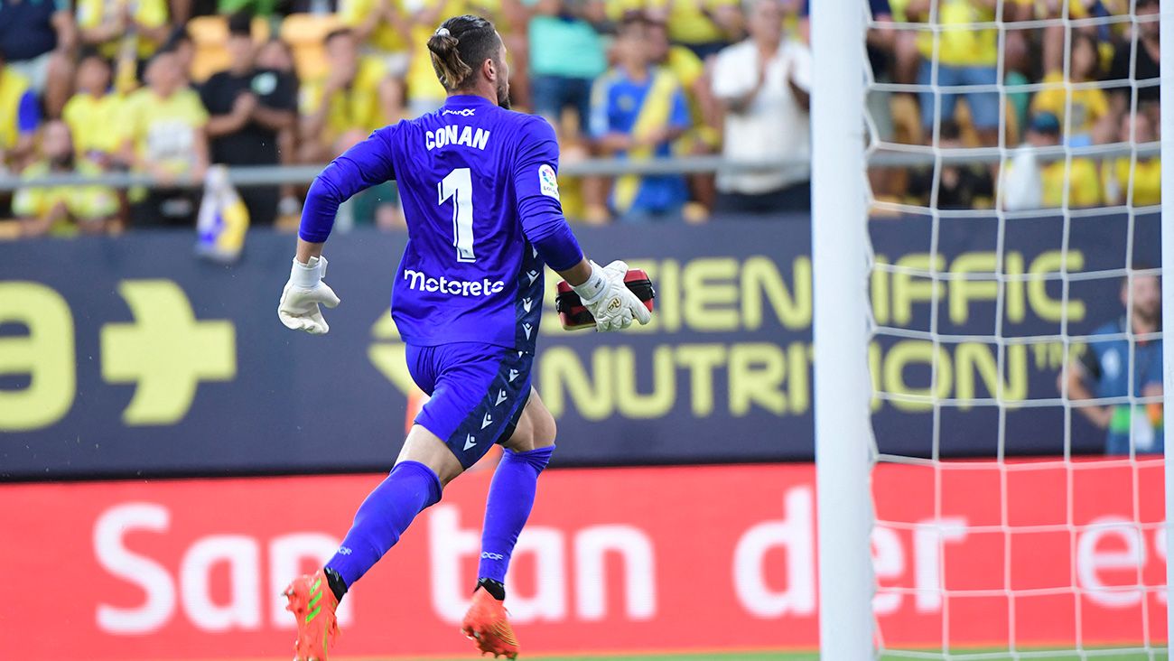 El guardameta del Cádiz colabora con los servicios médicos mientras asisten a un aficionado