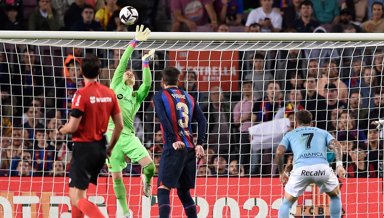 Ter Stegen despeja una jugada de peligro ante el Celta