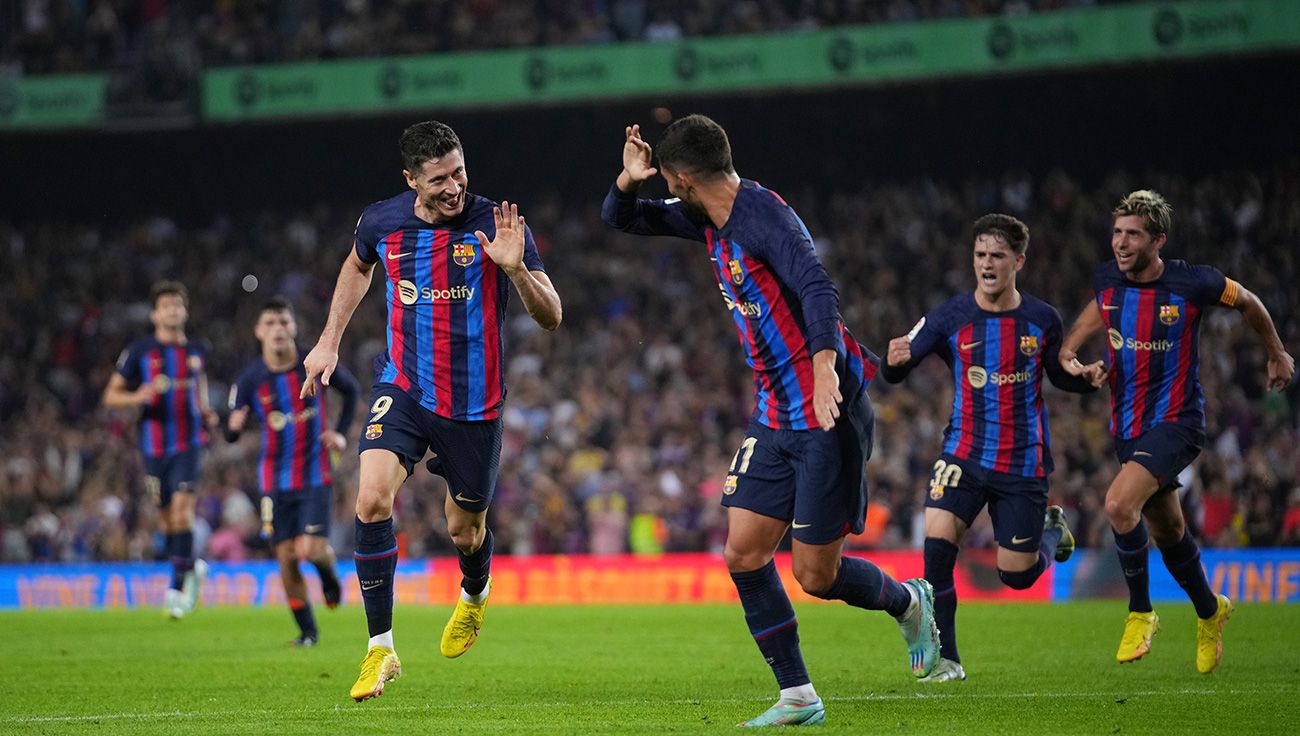Lewandowski y Ferran celebran un gol en el Camp Nou