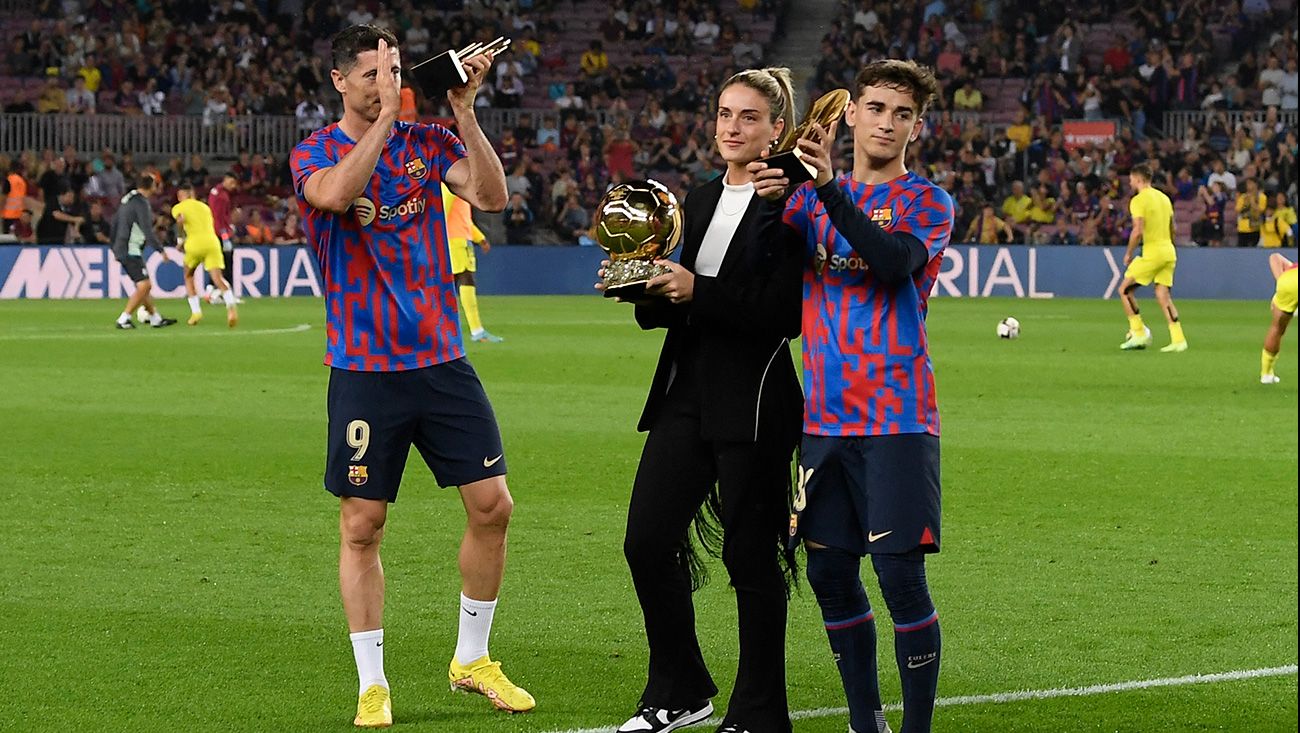 Lewandowski, Alexia Putellas y Gavi con sus premios individuales en el Camp Nou