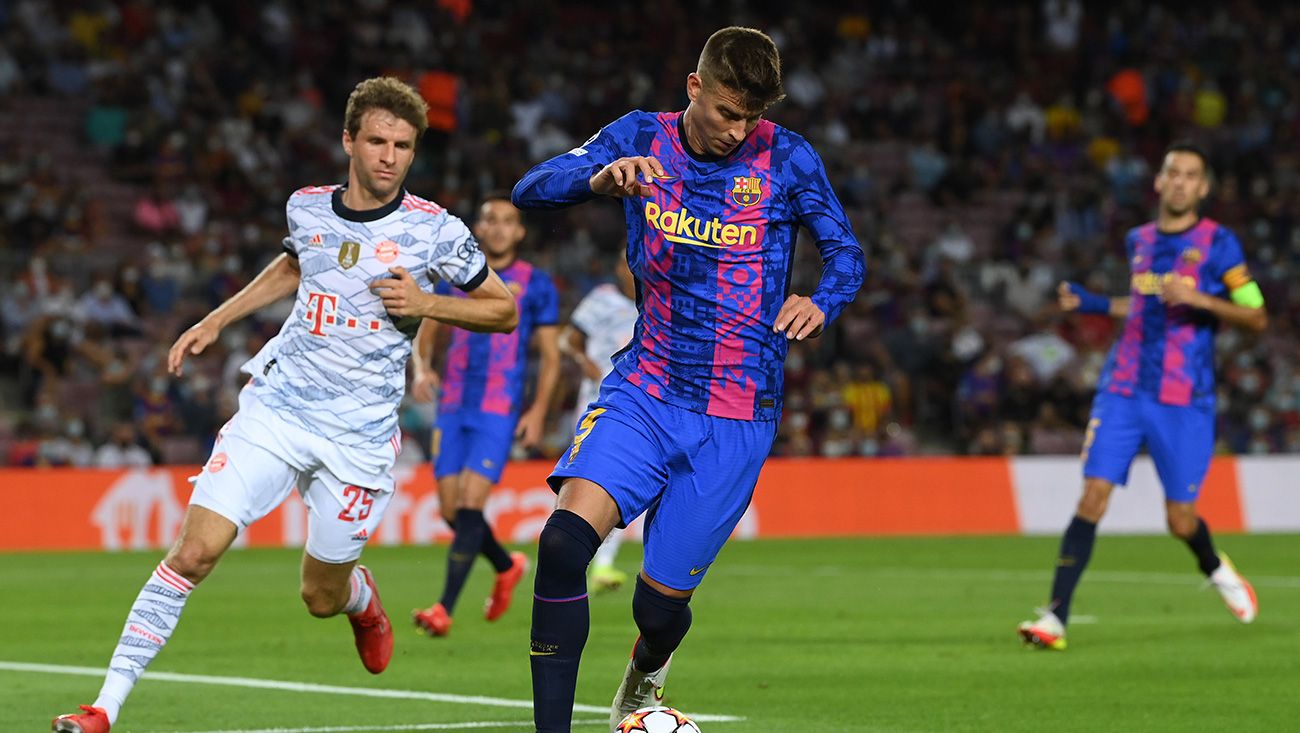 Gerard Piqué y Thomas Müller en un partido de Champions