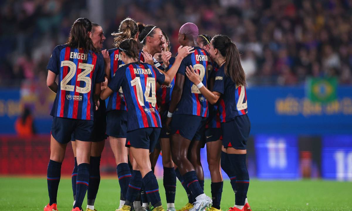 Barça Women's Team afer scoring v Benfica