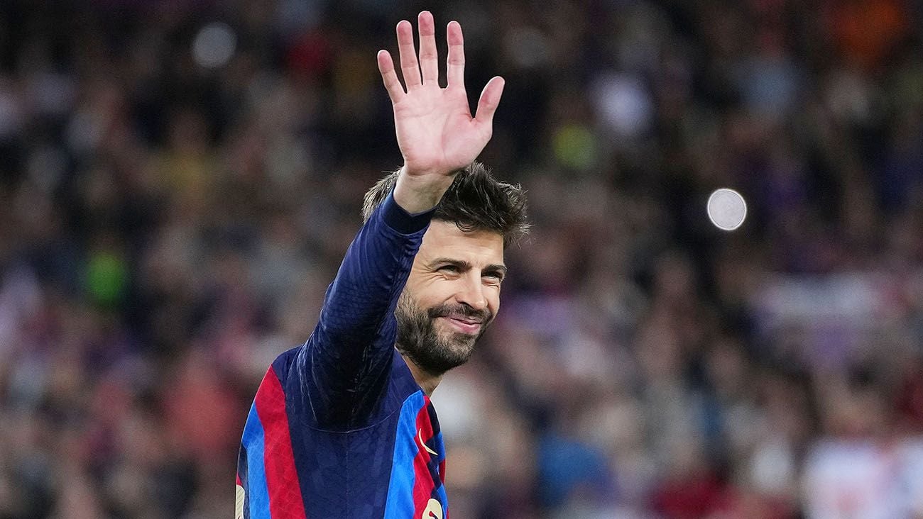 Gerard Piqué greets the fans in his farewell