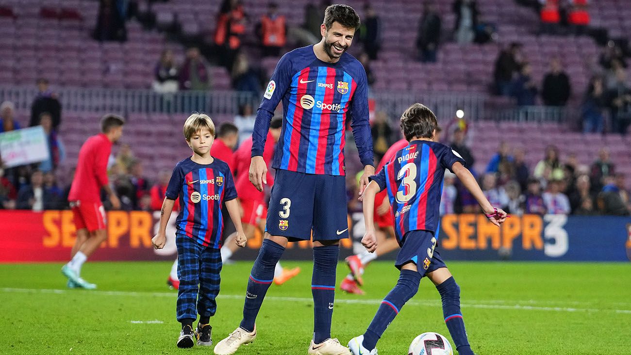Piqué and his sons play with the ball after the lap of honor