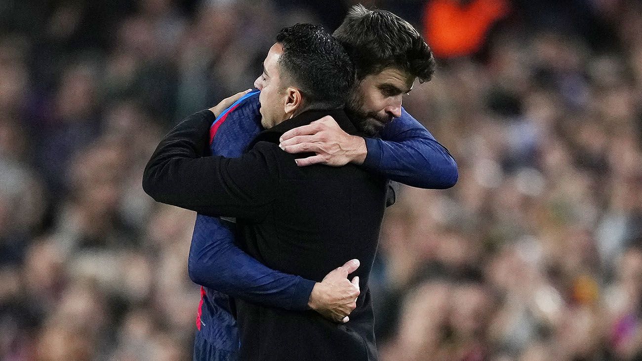 Piqué and Xavi hug each other after the change of the center-back