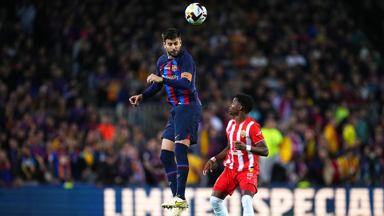 Piqué disputes a ball in the match against Almería (2-0)